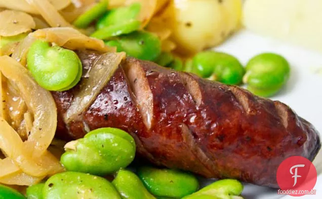 Kielbasa Com Cebolas Doces E Feijão Lima