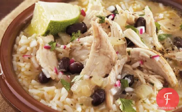 Sopa de galinha em estilo caribenho com limão e coentro