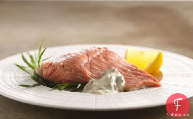 Salmão escalfado frio com maionese de ervas