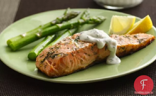 Salmão grelhado com molho de endro limão