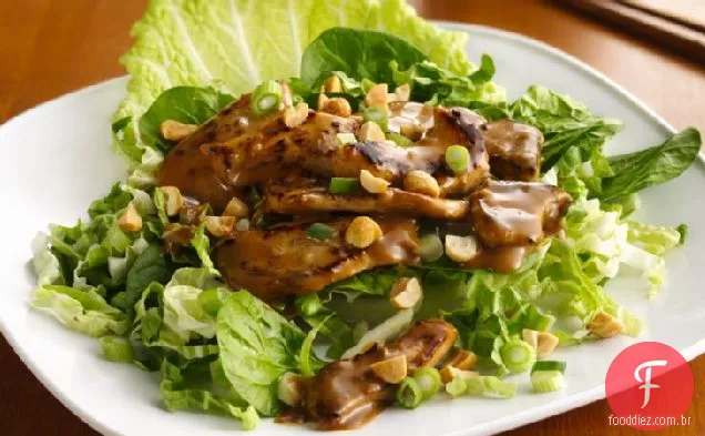 Salada de frango asiática com amendoim