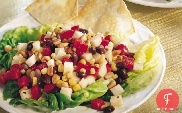 Salada de milho e feijão preto com fatias de tortilha