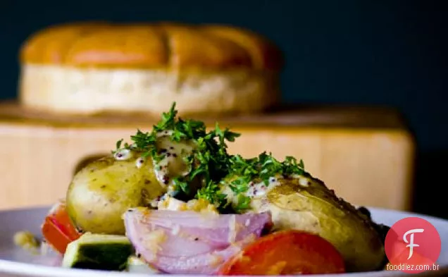 Batatas Inteiras Assadas Com Legumes De Verão