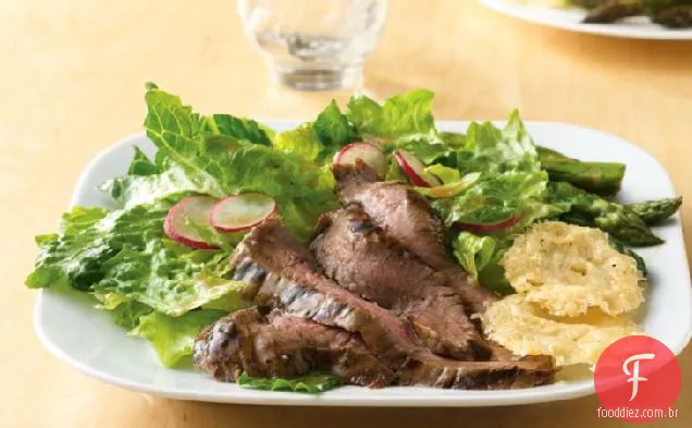 Salada de bife de flanco grelhado com batatas fritas de parmesão