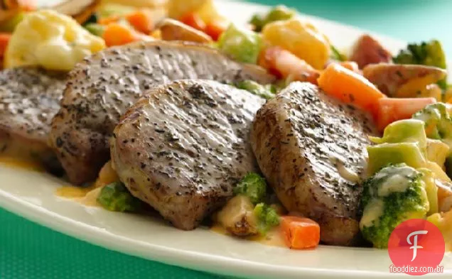 Costeletas de porco assadas com legumes de queijo