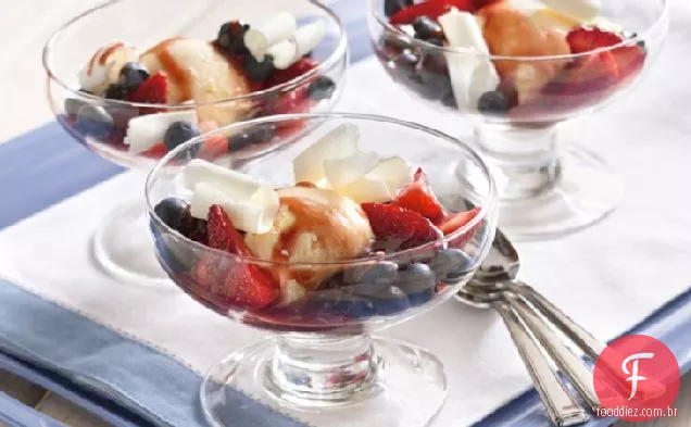 Sundaes vermelho, branco e mirtilo