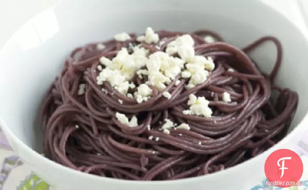 Macarrão de vinho tinto com queijo Feta