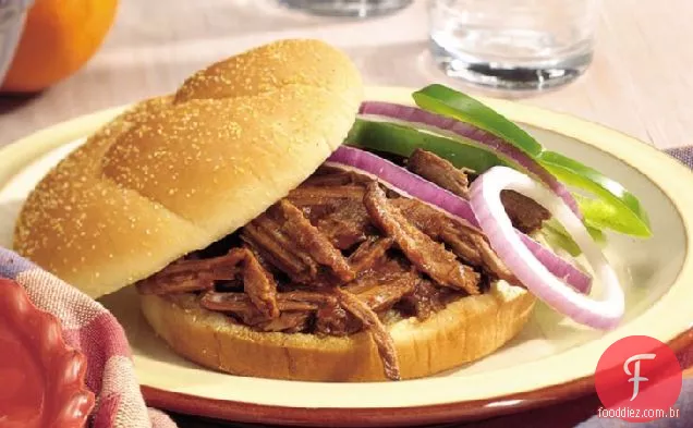 Sanduíches De Carne De Churrasco De Cerveja De Raiz De Fogão Lento