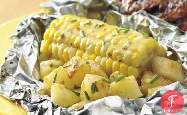 Pacotes de folha de milho e batata bearnaise grelhados