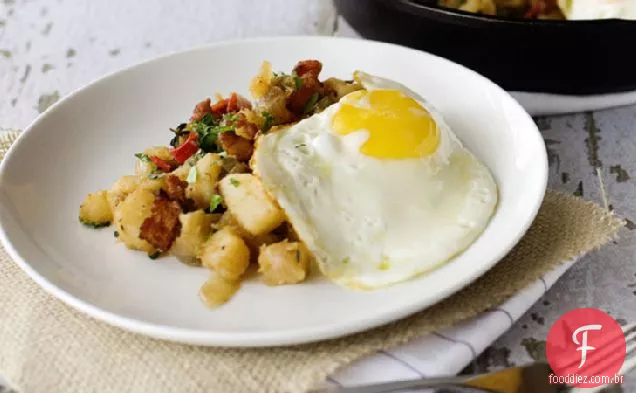 Batata e bacon Hash com ovos fritos