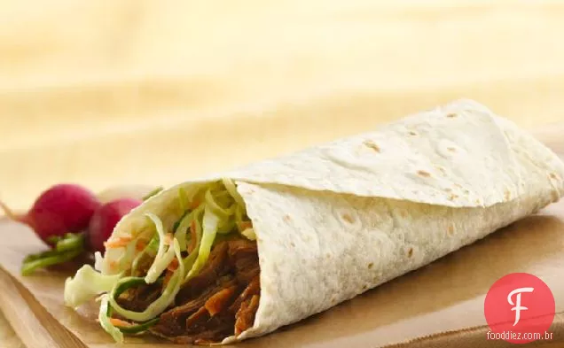 Envoltórios de Carne De Porco puxados por fogão lento com salada de repolho