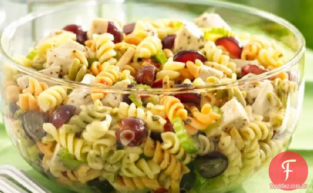 Salada de macarrão de frango com uvas e molho de sementes de papoula