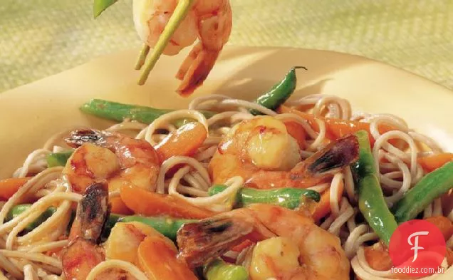 Camarão japonês e macarrão Soba