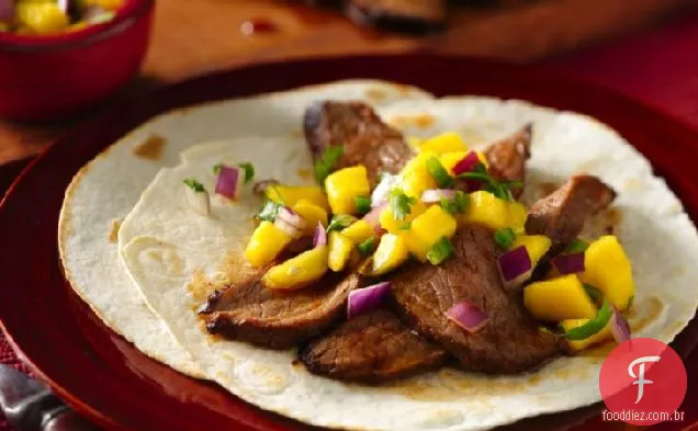 Tacos de bife de flanco com salsa de Manga