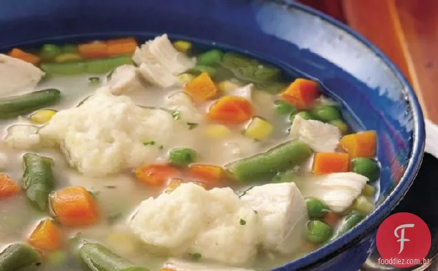 Sopa de frango e vegetais com bolinhos