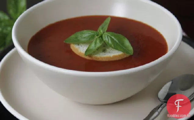 Sopa De Manjericão De Tomate Vestida