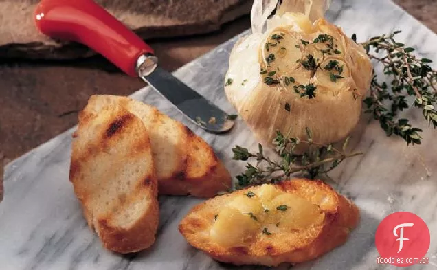 Alho grelhado com pão francês