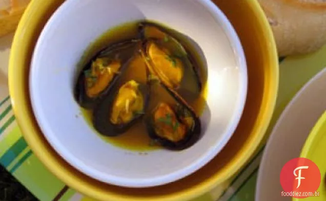 Mexilhões (moules) em caldo de açafrão e mostarda