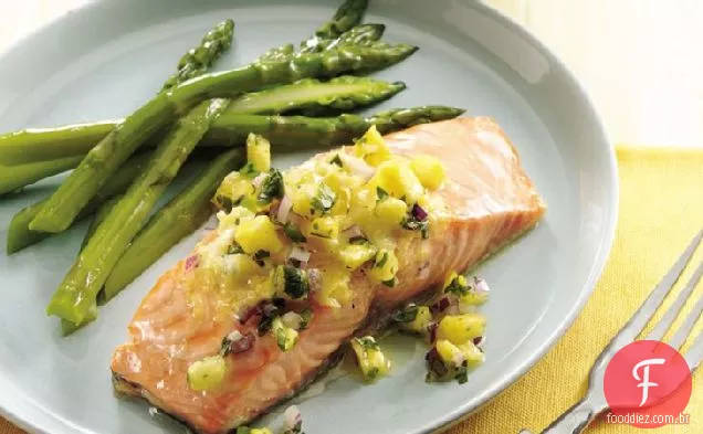 Salmão com manteiga de limão e Salsa de abacaxi