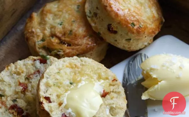 Tomate Semi-seco e queijo Comté Scones