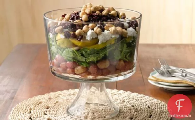 Salada de frutas e rúcula em camadas
