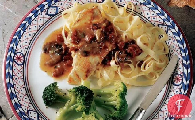 Fettuccine com frango e molho de tomate seco ao sol
