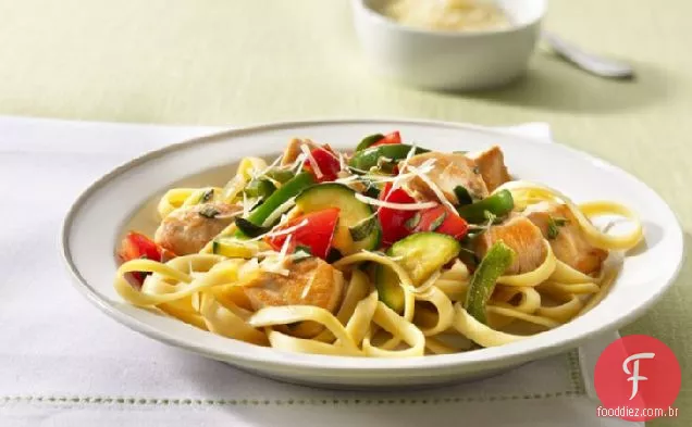 Fettuccine com frango e legumes Herbed