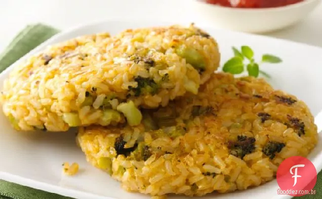 Brócolis de queijo e rissóis de arroz integral