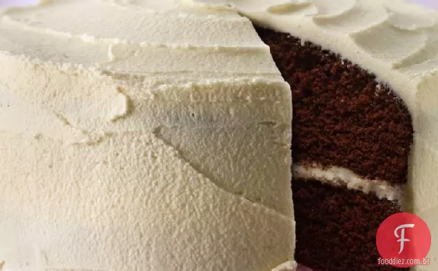 Delicioso bolo de Chocolate Com Cobertura Branca