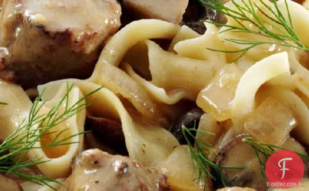 Strogonoff de Almôndega e cogumelo com molho de endro