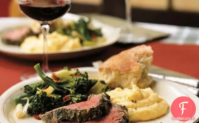 Ervas, alho e filé de carne com crosta de mostarda
