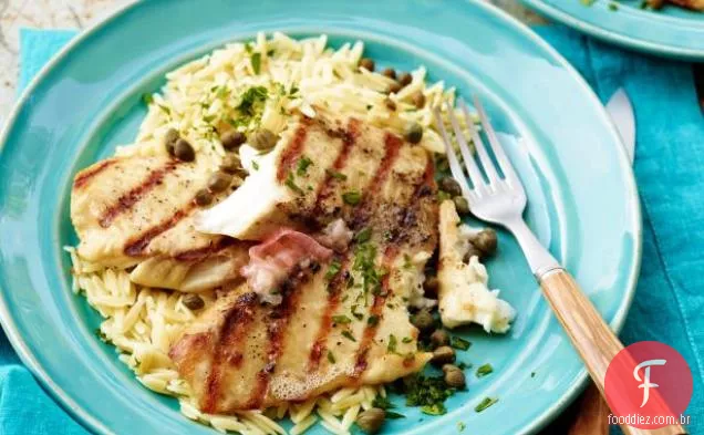 Tilápia grelhada com manteiga de limão, alcaparras e Orzo