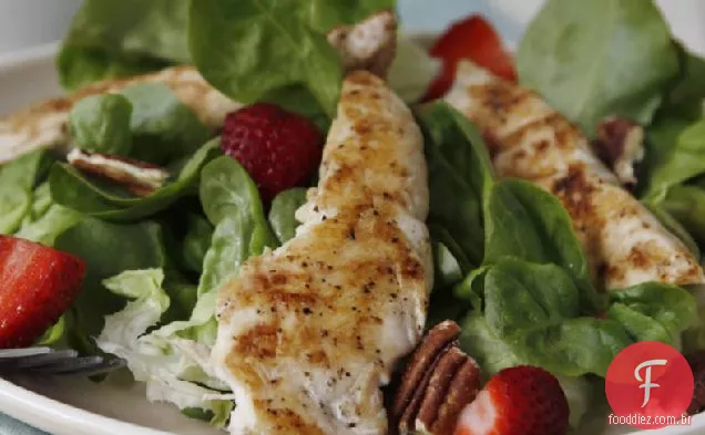 Salada De Frango Grelhado rápida e fácil com morangos e nozes