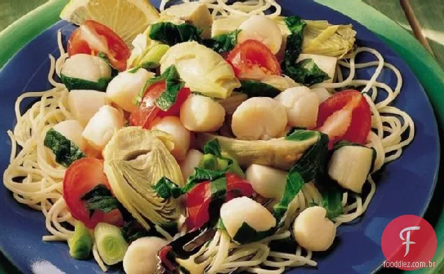 Vieiras com alcachofras e tomates