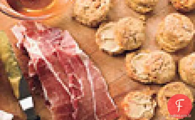 Biscoitos de batata doce com presunto, mostarda e mel