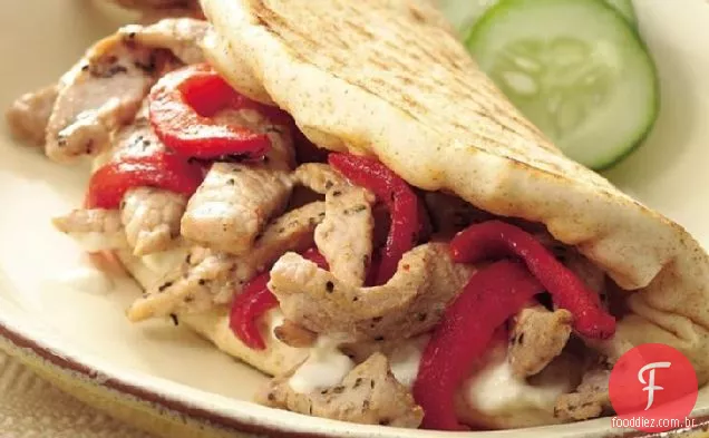 Pitas de porco salpicadas com propagação de alho