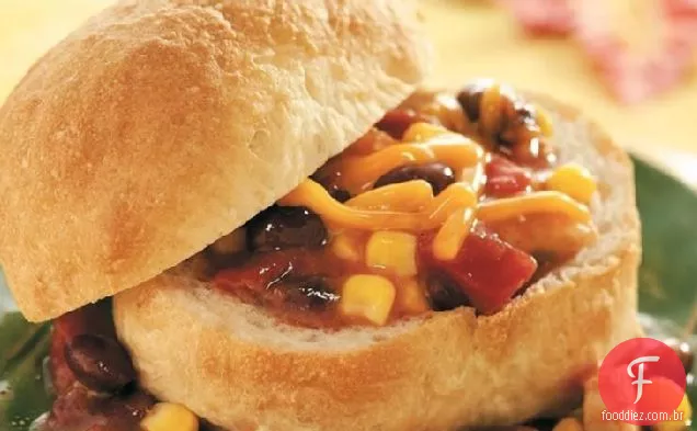 Ensopado de taco de frango em tigelas de pão