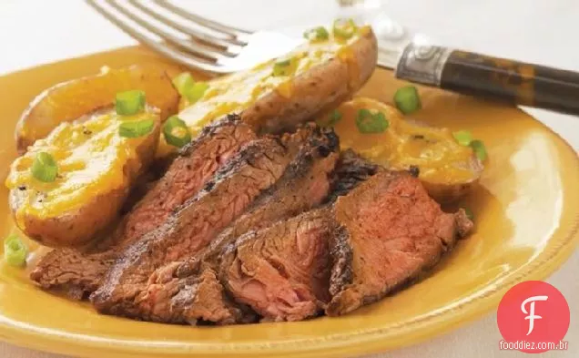 Bife do flanco do vaqueiro com peles da batata