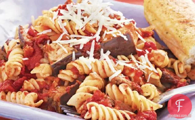 Berinjela de fogão lento e molho de tomate com macarrão