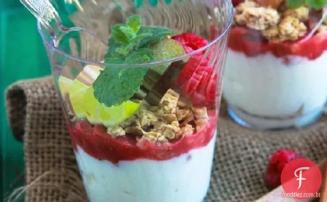 Parfaits de framboesa e ruibarbo