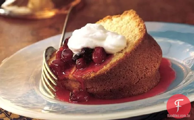 Bolo de amêndoa com molho de cereja