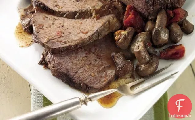 Fogão lento alho e cogumelo carne assada