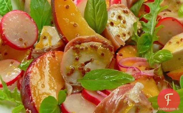 Salada De Frango, Nectarina E Rabanete Com Molho De Mostarda