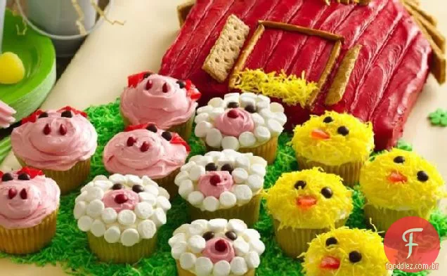 Bolo de celeiro com Cupcakes de animais de fazenda