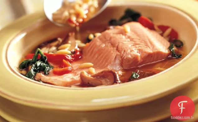 Salmão escalfado em caldo Orzo (cozinhar para 2)