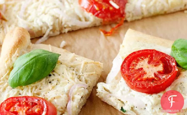 Pão achatado de tomate e cebola roxa