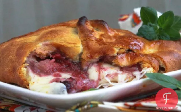 Brie assado com compota de ruibarbo de baga