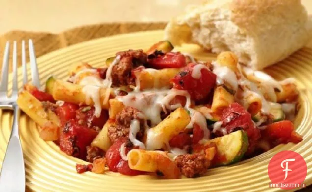 Ziti assado com tomates assados no fogo