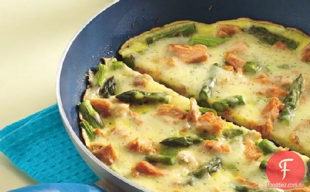 Salmão e aspargos fritada