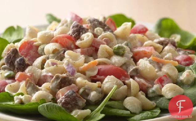 Salada cremosa de macarrão preto e azul